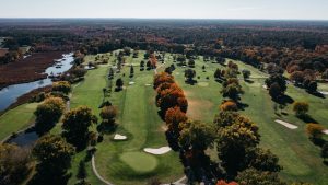 stonehill annonce l'acquisition du easton country club, renforçant ainsi sa présence dans le secteur des clubs de loisirs et offrant de nouvelles opportunités pour les membres et visiteurs.