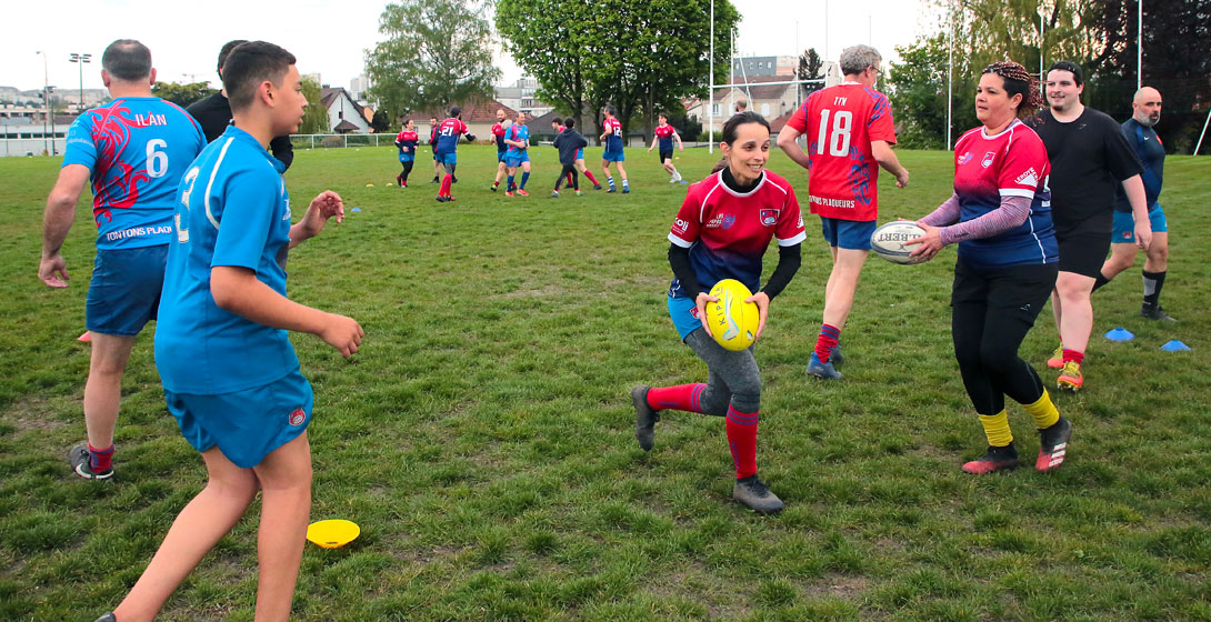 découvrez comment les écoles de rugby remplacent les équipes féminines par des catégories ouvertes, favorisant l'inclusion et la mixité dans la pratique sportive.