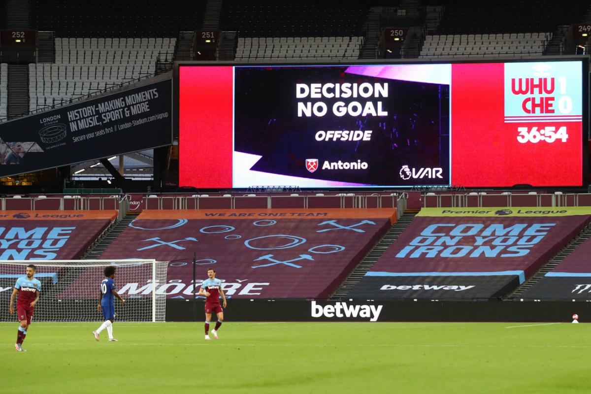 découvrez comment le football anglais met à l'épreuve le rôle de l'entraîneur dans l'utilisation de la var et ses impacts sur le jeu.